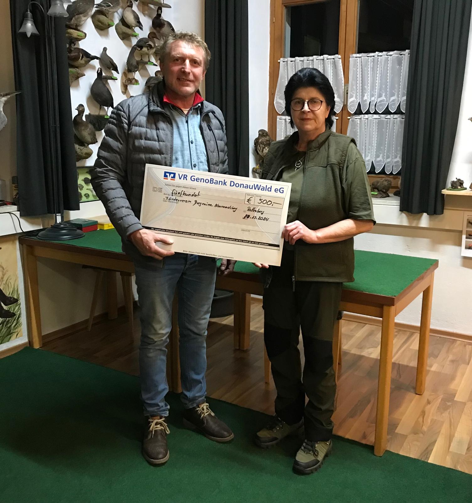 Frau Anneliese Maier von der Jagdschule Bayerwald bei der Übergabe des Spendenschecks an unseren Vorsitzenden Thomas Piller.